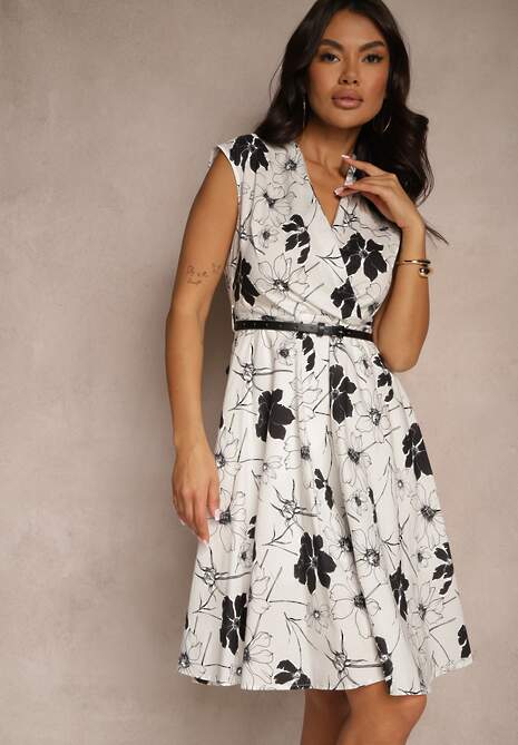 Czarna Rozkloszowana Sukienka z Bawełny o Kopertowym Kroju z Paskiem z Klamerką Calriz