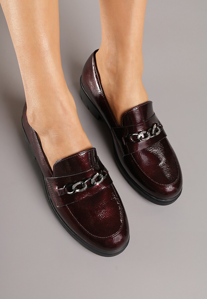 Bordowe Mokasyny Lakierowane Ozdobione Metaliczną Aplikacją Bemoste