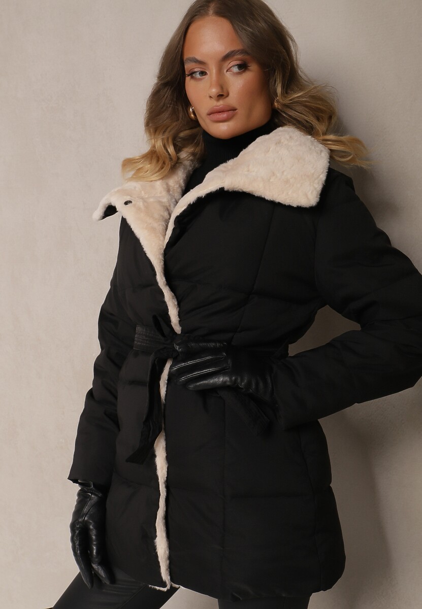 Czarna Kurtka z Pikowanymi Przeszyciami i Futrzanym Kołnierzem Wiązana w Talii Attelira
