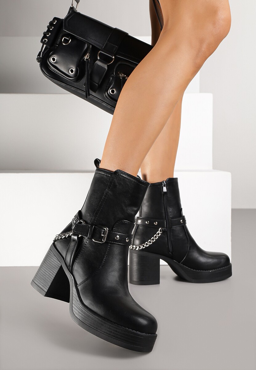 Czarne Botki na Słupkowym Obcasie Zdobione Paskiem ze Sprzączką i Łańcuszkiem Ilvisse