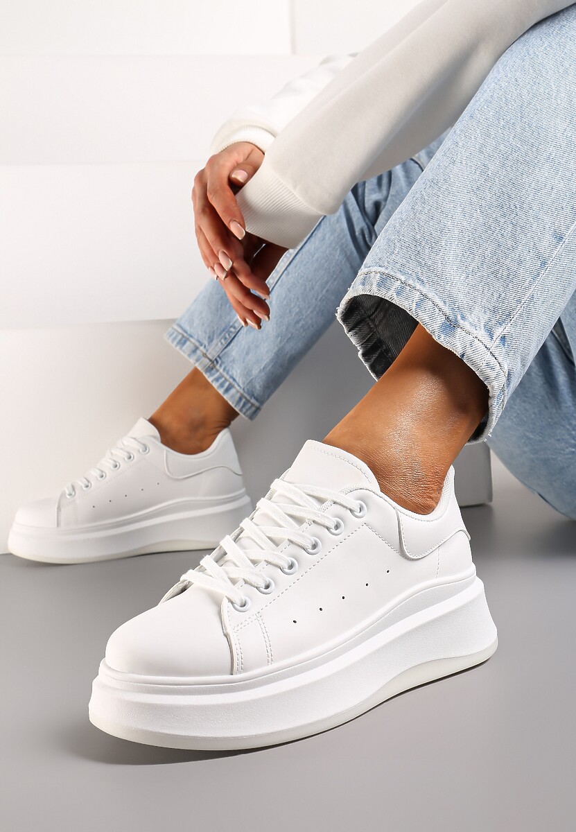 Czarne Sneakersy na Grubej Podeszwie z Perforacją i Ozdobą Gumowym Misiem Aireth