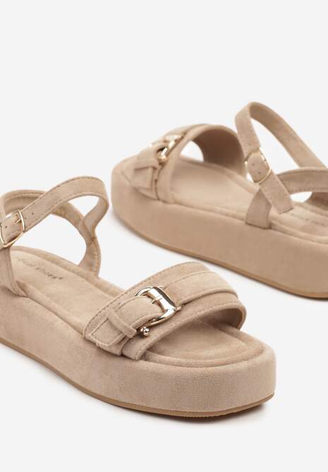 Ciemnobeżowe Sandały na Niskiej Platformie z Ozdobną Sprzączką Neledis