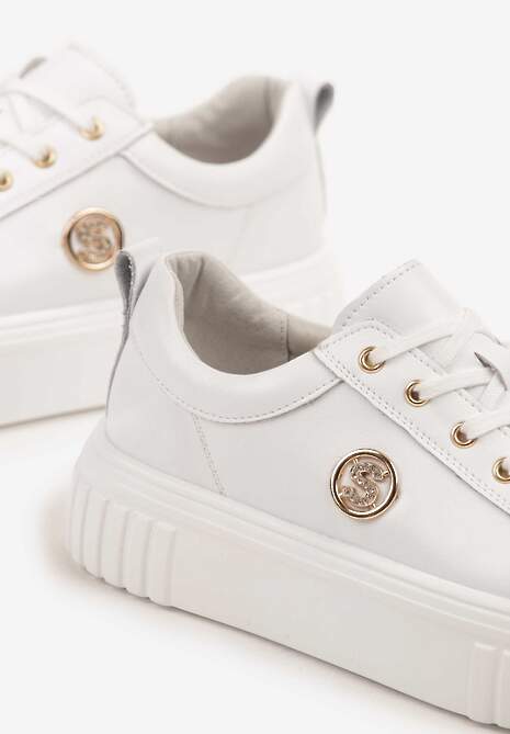Białe Sneakersy na Platformie ze Skóry Naturalnej z Metaliczną Ozdobą Dolennea