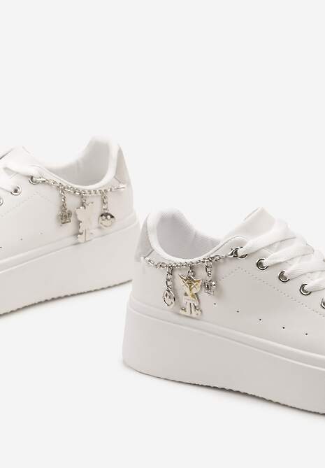 Biało-Szare Sznurowane Sneakersy z Ekoskóry na Platformie z Łańcuszkiem i Zawieszkami Salvania