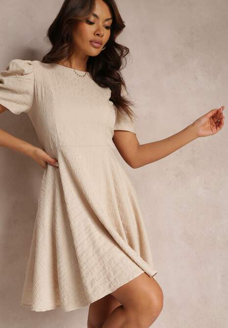 Beżowa Sukienka Taliowana z Krótkimi Bufiastymii Rękawami Ashika