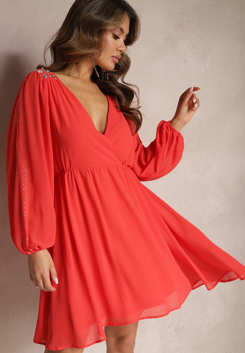 Czerwona Sukienka z Gumką w Talii i Kopertowym Dekoltem Ozodbiona Cyrkoniami Razamma