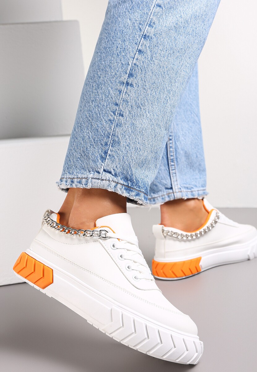 Biało-Pomarańczowe Sneakersy na Tłoczonej Platformie Ozdobione Łańcuchem Jaihini