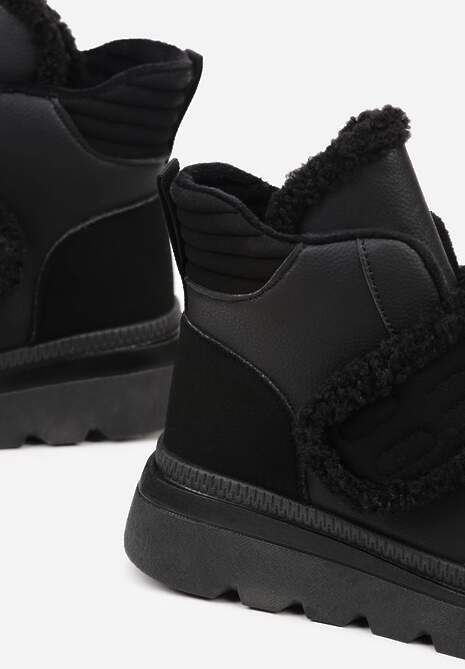 Czarne Śniegowce Ozdobione Futerkiem i Przeszyciami Newelara