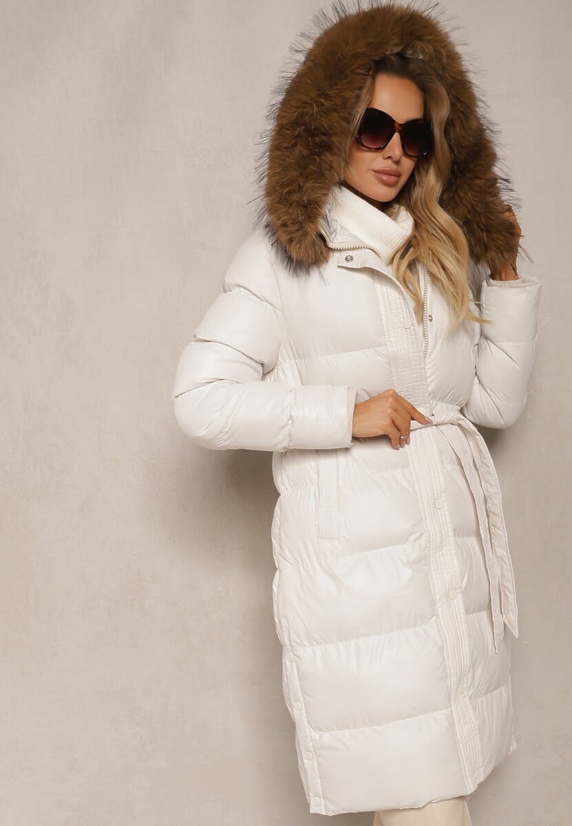 Czarna Kurtka Pikowana o Długim Kroju z Kapturem Wiązana w Pasie z Odpinanym Futerkiem Phorira