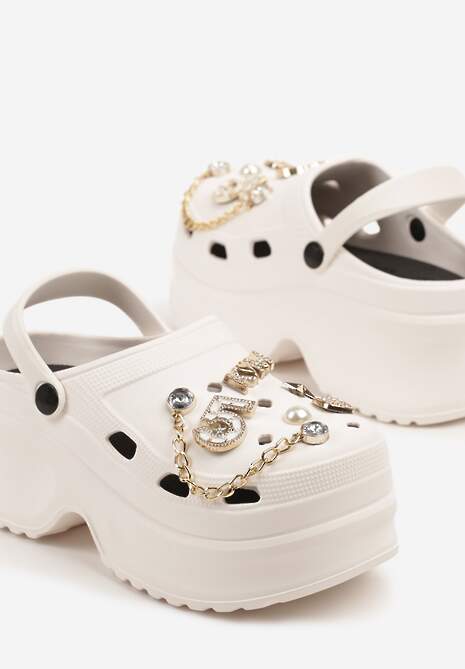 Białe Klapki na Platformie Ozdobione Aplikacjami i Perełkami Heleldi