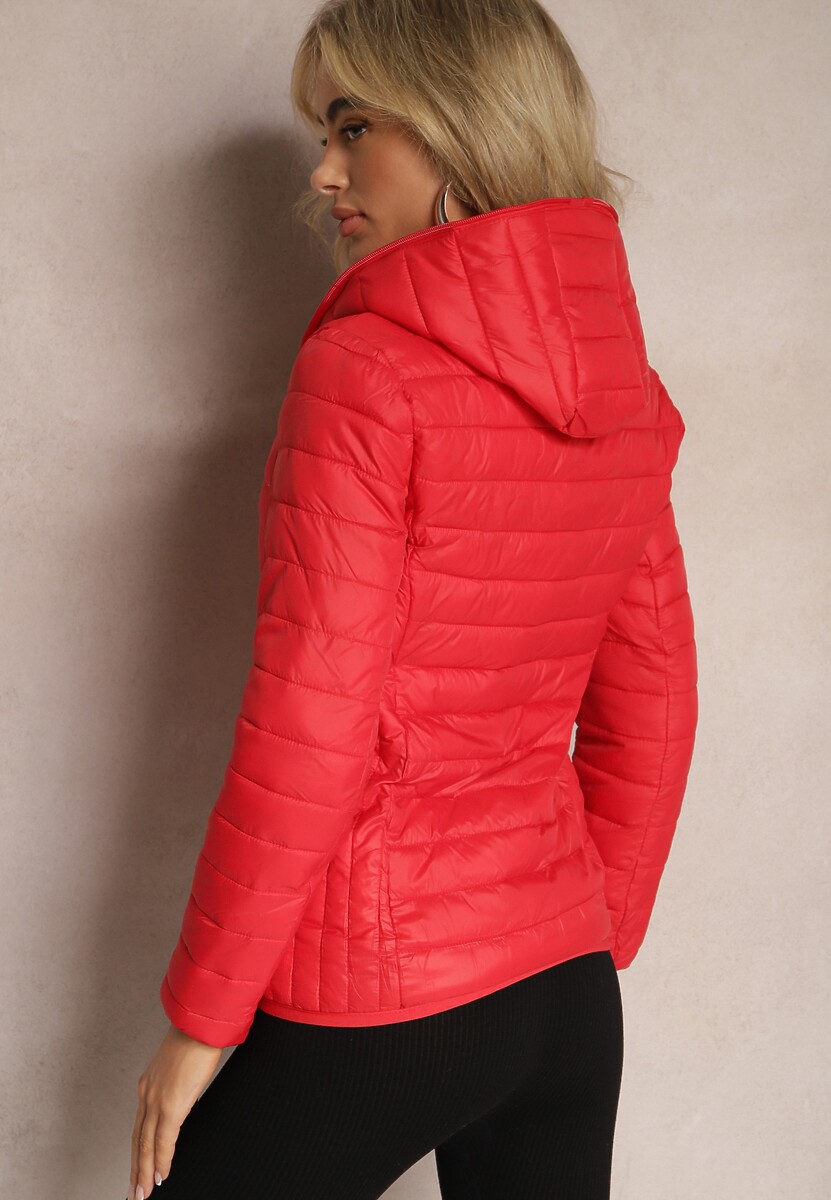 Czerwona Kurtka z Pikowaniem i Nieodpinanym Kapturem Kessane