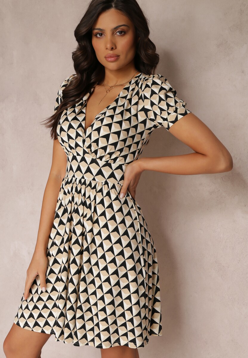 Beżowa Rozkloszowana Sukienka Mini z Kopertowym Dekoltem i Poduszkami w Ramionach Saniza