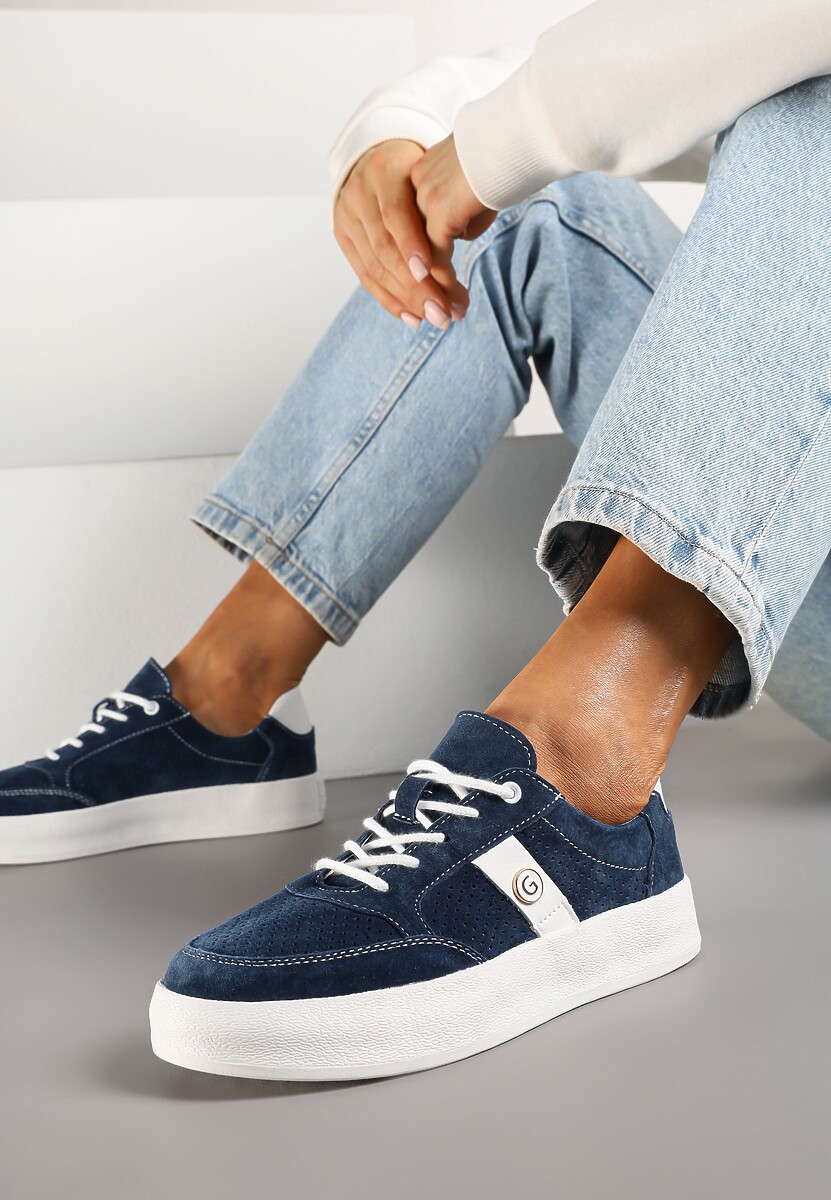 Białe Sneakersy Skórzane z Metaliczną Ozdobą Astevin