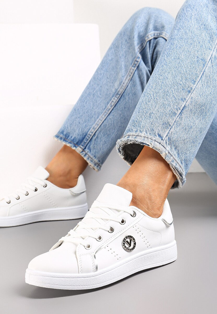 Biało-Srebrne Sneakersy z Imitacji Skóry z Naszywką i Ozdobnymi Przeszyciami Variantia