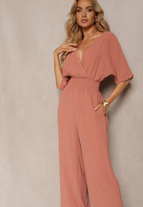 Ciemnoróżowy Kombinezon o Kopertowym Fasonie z Szerokim Luźnym Dołem i Kieszeniami Octoni