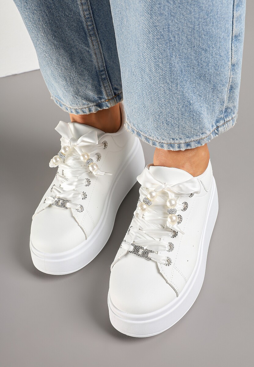 Białe Sneakersy na Platformie Ozdobione Cyrkoniami i Perforacją Nurilita