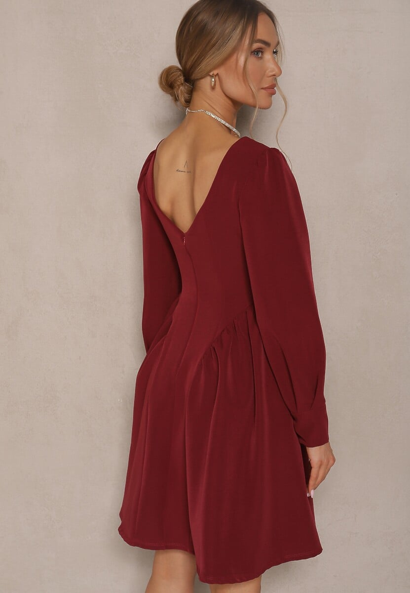 Bordowa Sukienka o Rozkloszowanym Kroju Ozdobiona Kwadratowym Dekoltem Katirva
