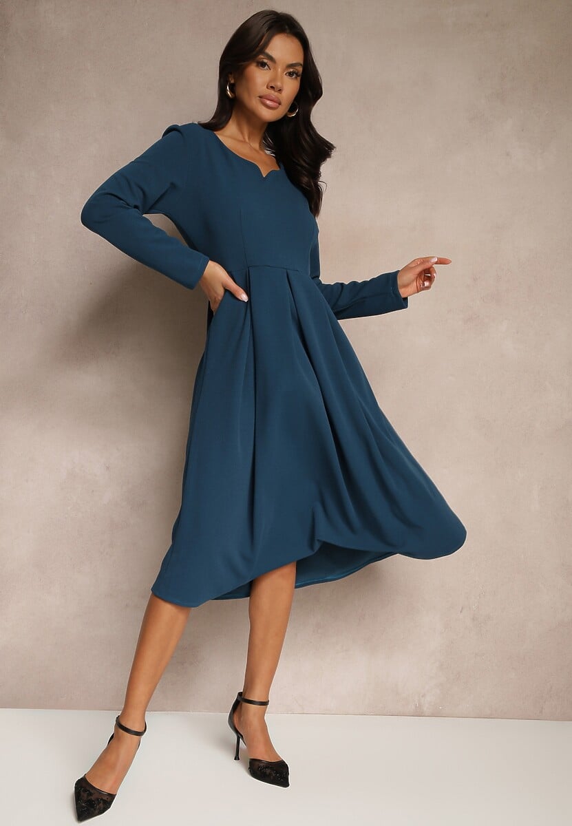Granatowa Sukienka o Rozkloszowanym Kroju z Trójkątnym Dekoltem Temivara