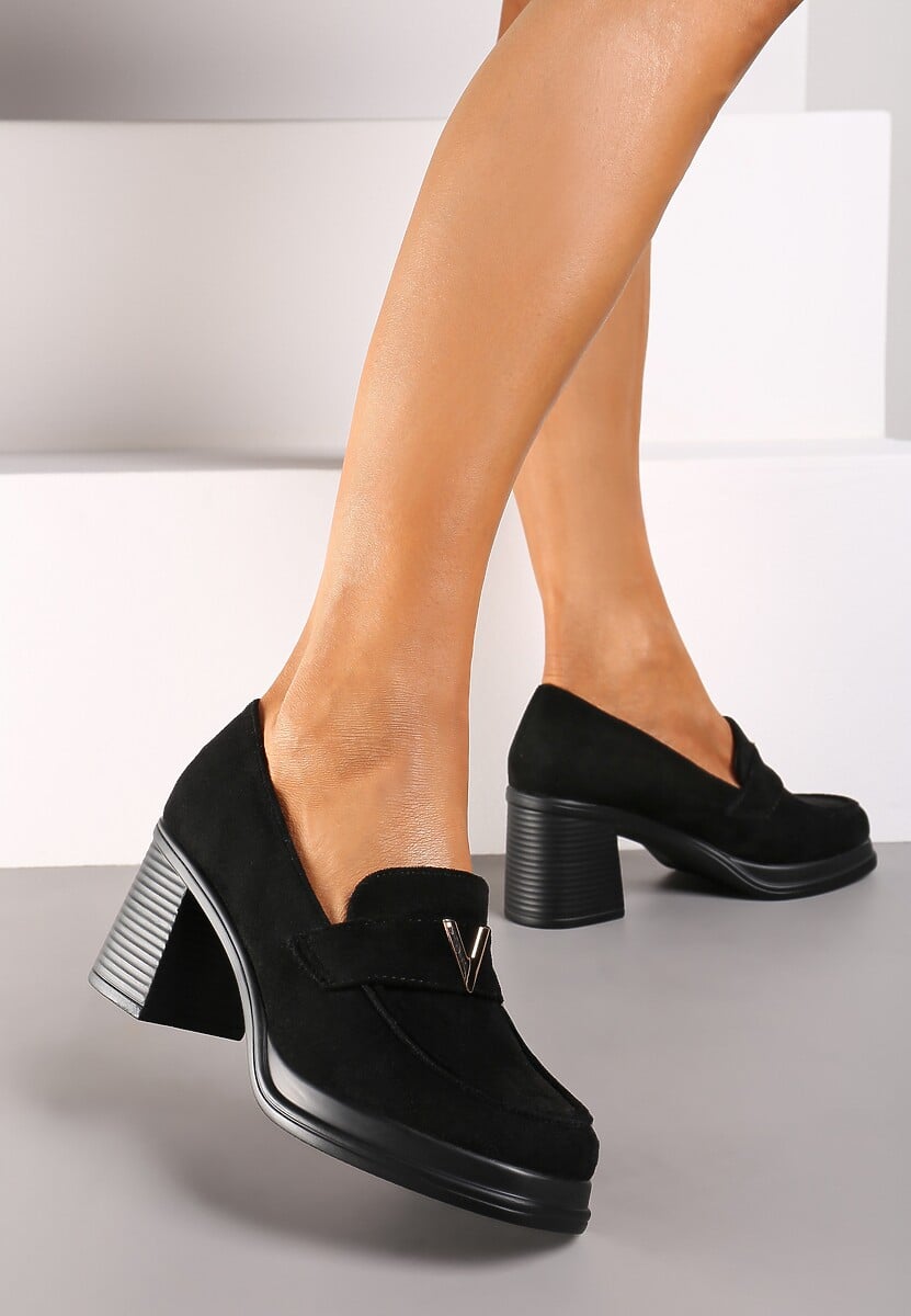 Czarne Półbuty Mokasyny na Słupku Ozdobione Metaliczną Aplikacją Arstora