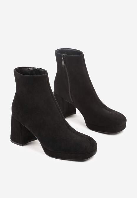 Czarne Botki Vices do Kostki z Imitacji Zamszu na Słupkowym Obcasie Vedvira