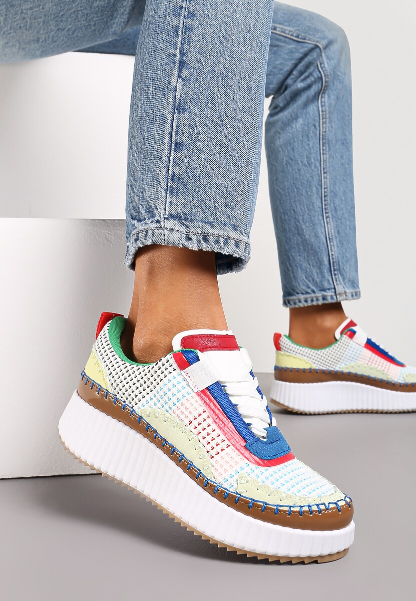Biało-Brązowe Sneakersy na Platformie Ozdobione Nitami i Patchworkowymi Wstawkami Jeneria