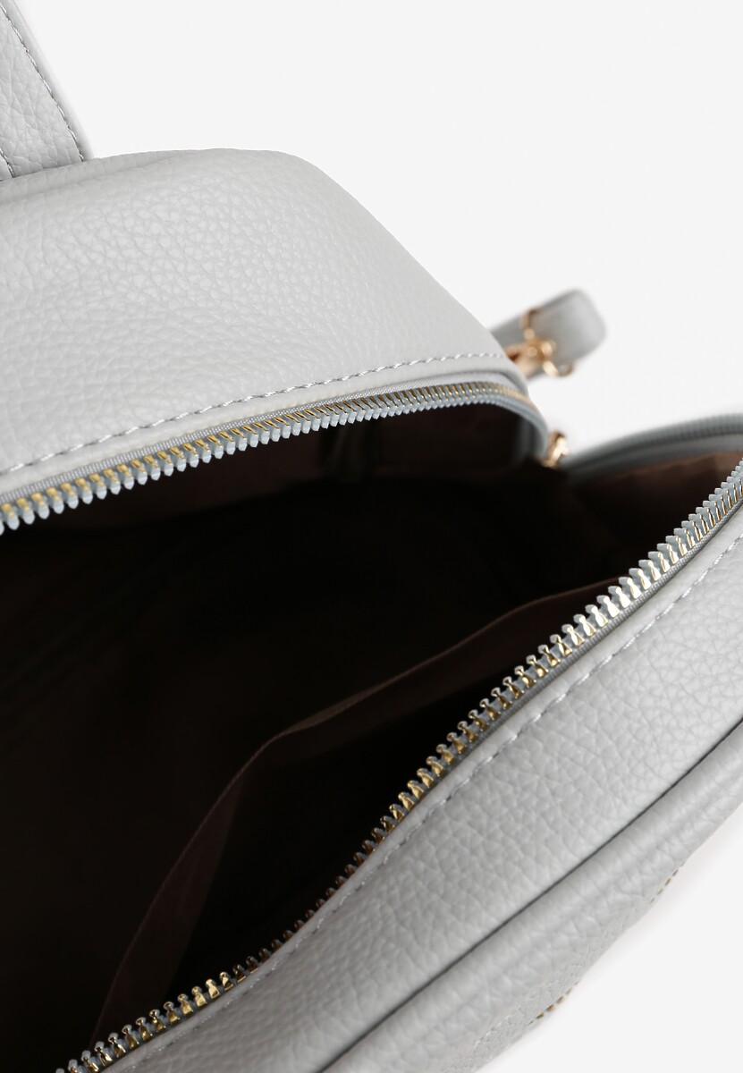 Szary Casualowy Plecak z Metaliczną Aplikacją i Regulowanymi Szelkami Haliriss