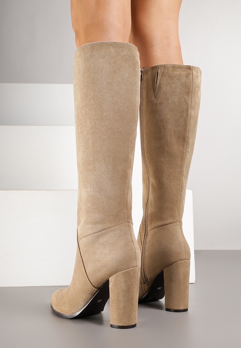 Ciemnobeżowe Kozaki na Słupku Hrarpi