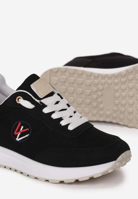 Czarne Sneakersy z Haftowaną Naszywką i Metaliczną Wstawką Elnara