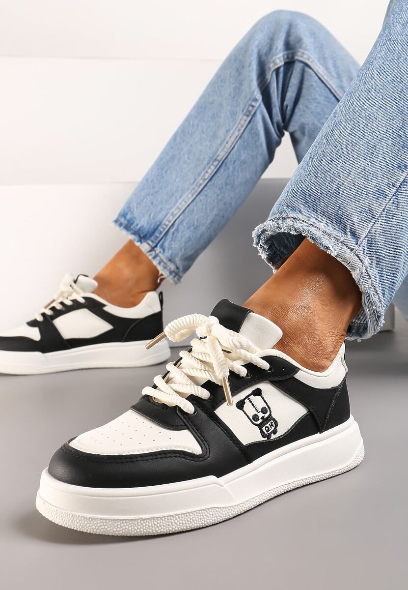 Czarno-Beżowe Sznurowane Sneakersy z Ekoskóry z Ozdobną Naszywką i Perforacją Vetria