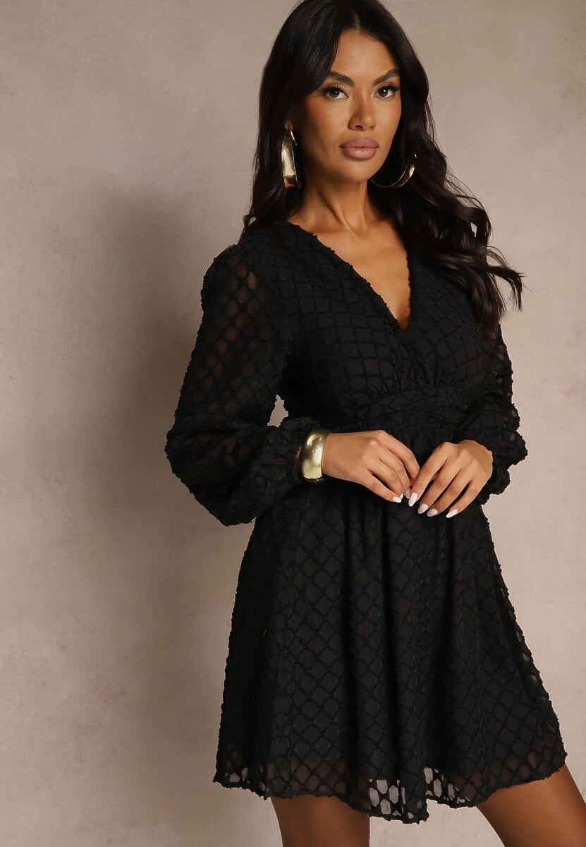 Czarna Sukienka z Tkaniny Plumeti o Rozkloszowanym Kroju z Dekoltem V Zenarela