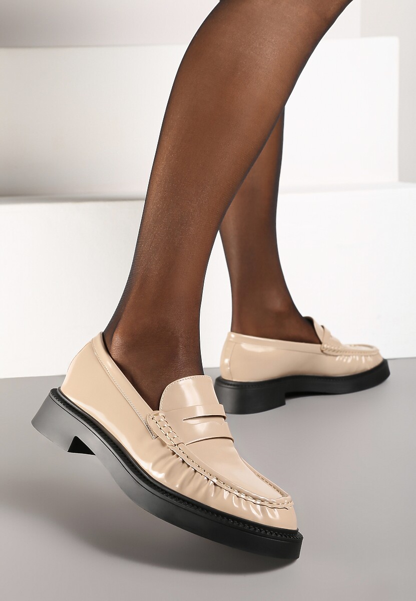Beżowe Mokasyny z Lakierowanym Połyskiem Ozdobnie Marszczone Neathriel