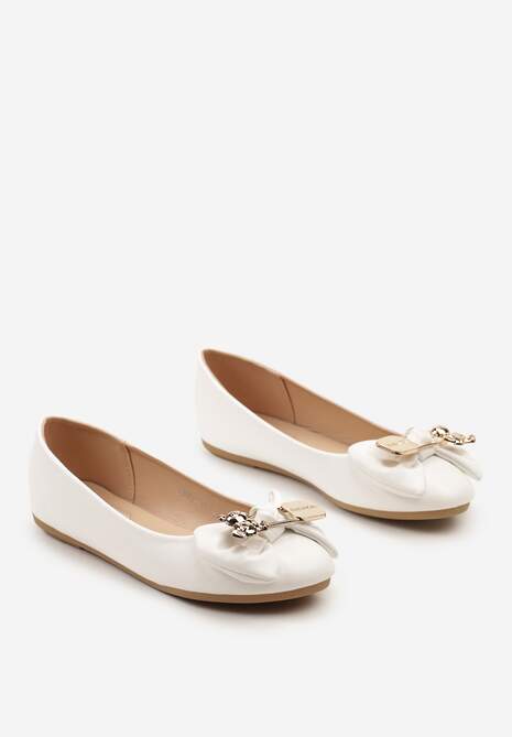 Białe Casualowe Balerinki na Płaskiej Podeszwie Ozdobione Metalowym Elementem i Kokardą Timahel
