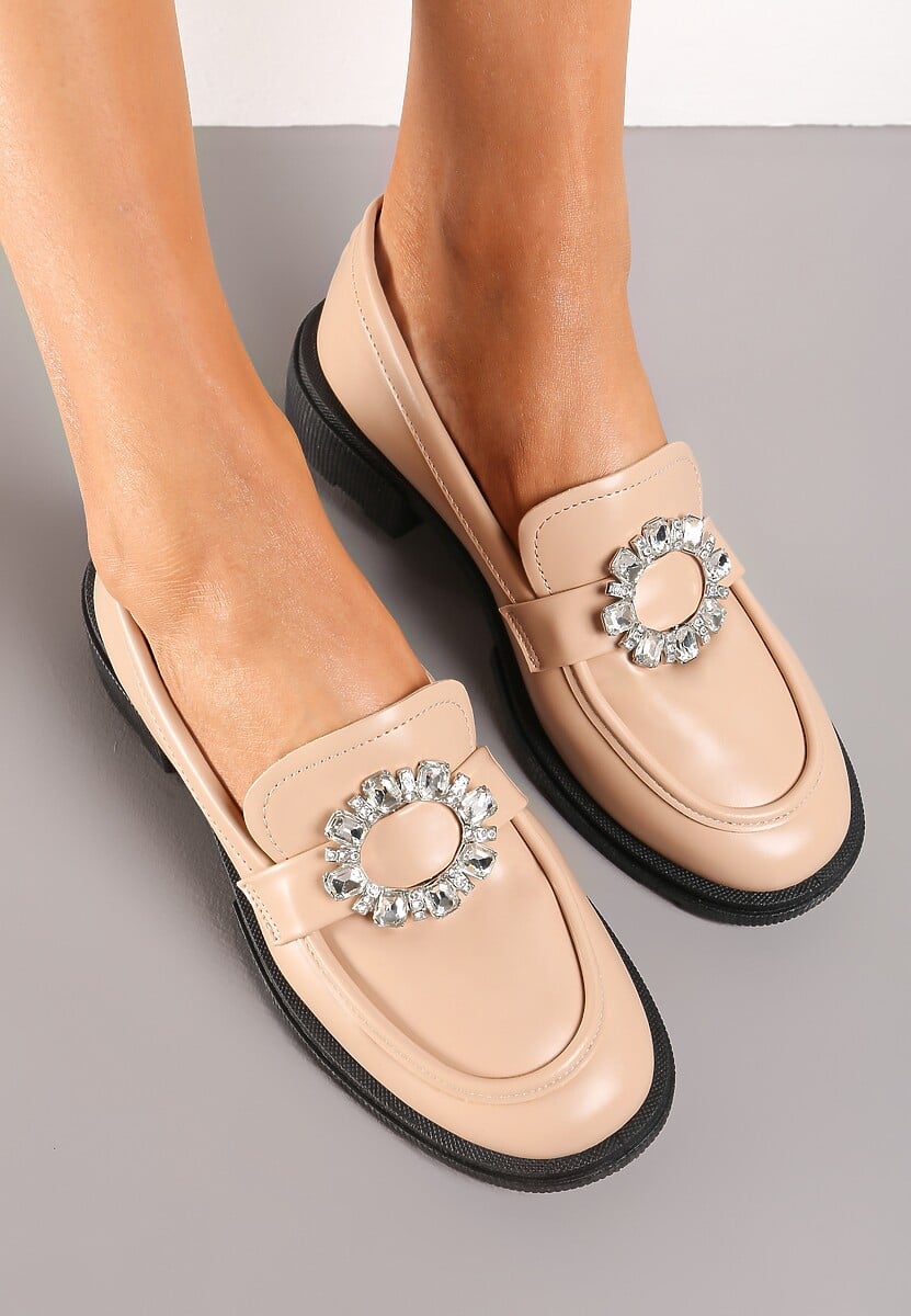 Beżowe Mokasyny na Płaskiej Podeszwie z Przeszyciami i Klamrą z Cyrkoniami Tarinni