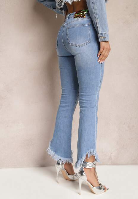 Jasnoniebieskie Jeansy o Fasonie Dzwonów z Postrzępioną Krawędzią Evetia