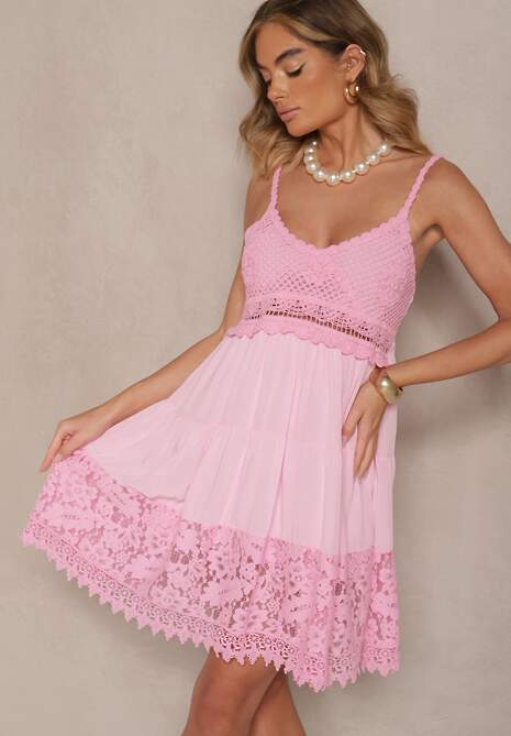 Różowa Sukienka o Rozkloszowanym Kroju Ozdobiona Haftami Mavinelle