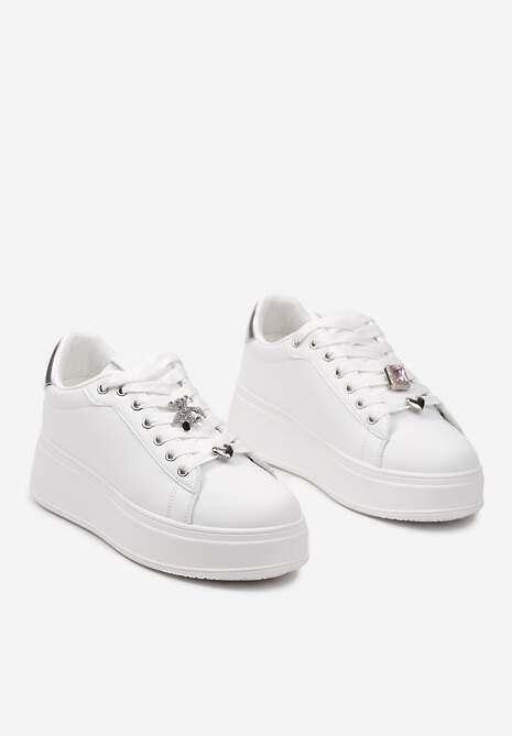Biało-Srebrne Sneakersy na Platformie z Metalowymi Zawieszkami i Cyrkoniami Nioko