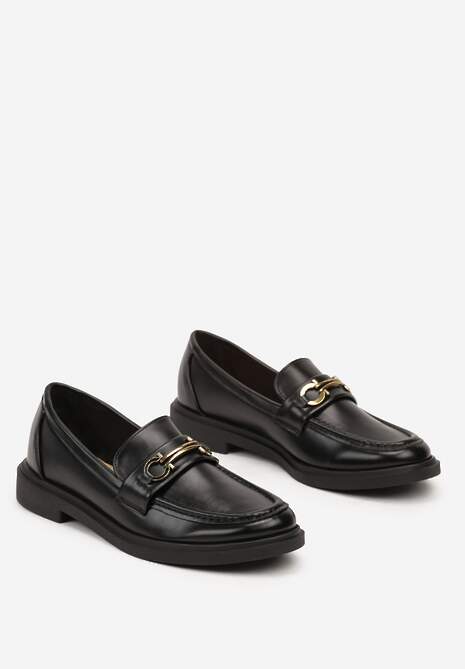 Czarne Mokasyny na Płaskiej Podeszwie Ozdobione Metaliczną Aplikacją Evaretha
