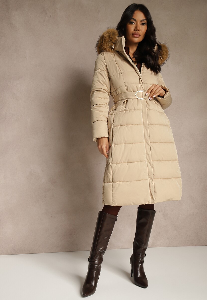 Beżowa Pikowana Kurtka o Długim Kroju z Paskiem i Kapturem z Futrem Aveslia