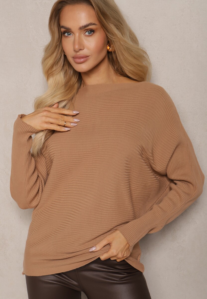 Jasnobeżowy Sweter o Klasycznym Kroju i Dekoltem w Łódkę Valorvia