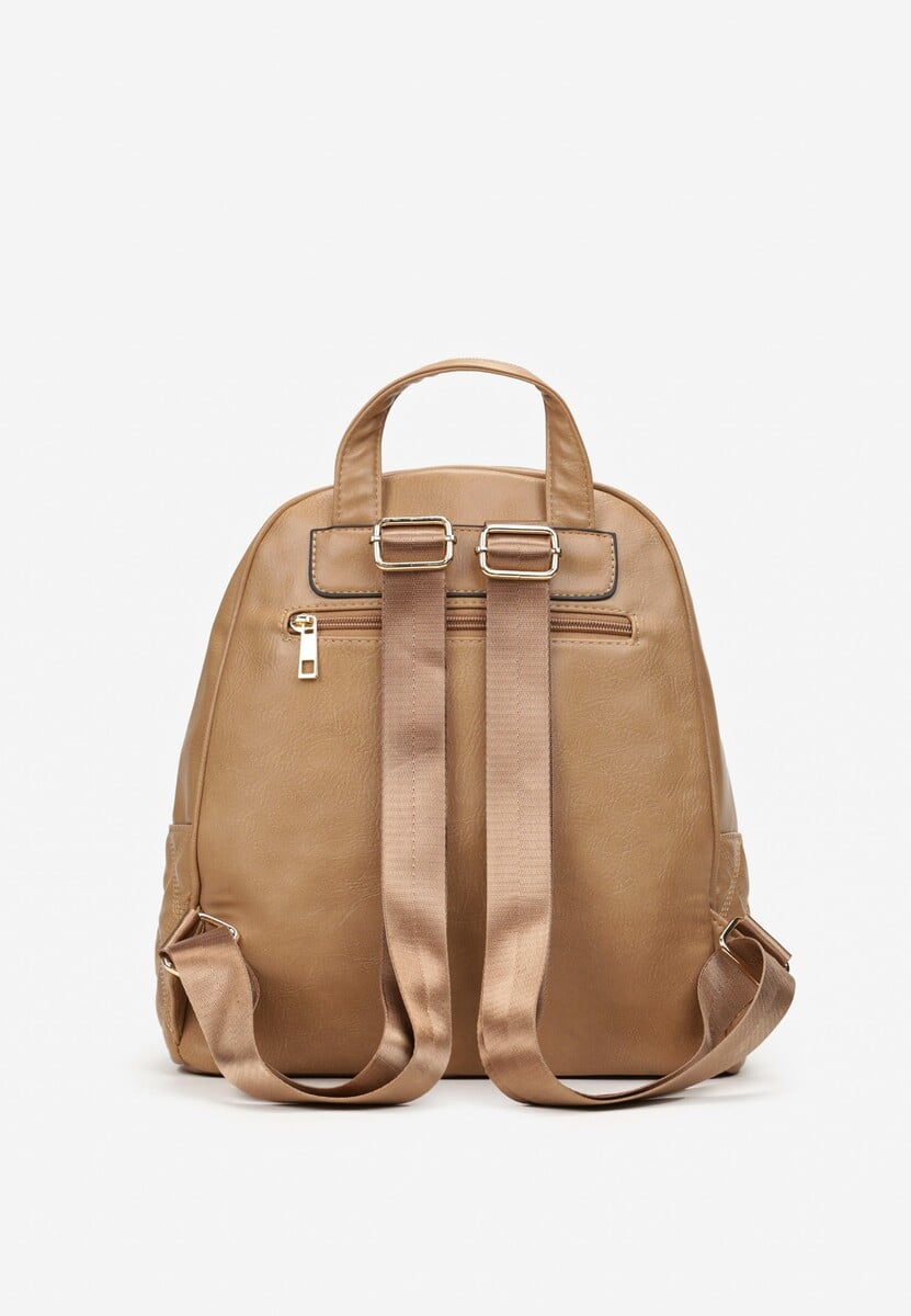 Brązowy Pikowany Plecak z Regulowanymi Szelkami i Metalową Ozdobą Kiza