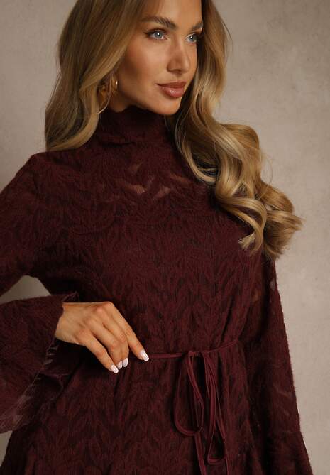 Bordowa Sukienka ze Stójką z Koronki Zdobiona Wiązaniem w Talii i Falbanami Elarassa