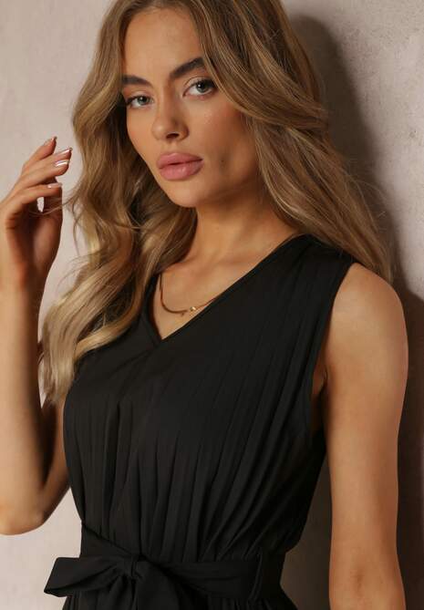 Czarna Sukienka Midi z Plisowanej Tkaniny z Materiałowym Paskiem Eudoxia