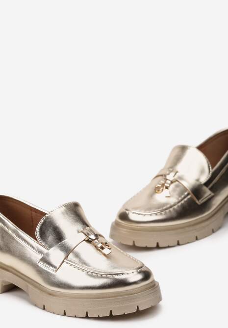 Złote Mokasyny Ozdobione Metaliczną Aplikacją na Cholewce z Ekozamszu Fawna