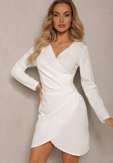Biała Kopertowa Sukienka Drapowana w Talii Ejorunna