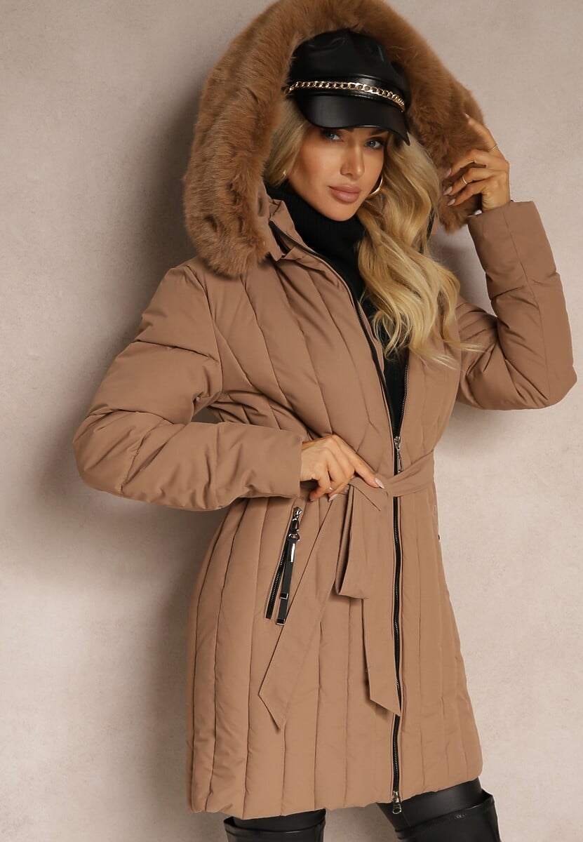 Jasnobeżowa Pionowo Pikowana Kurtka z Kapturem z Futrzanym Wykończeniem i Wiązanym Paskiem Leozelle