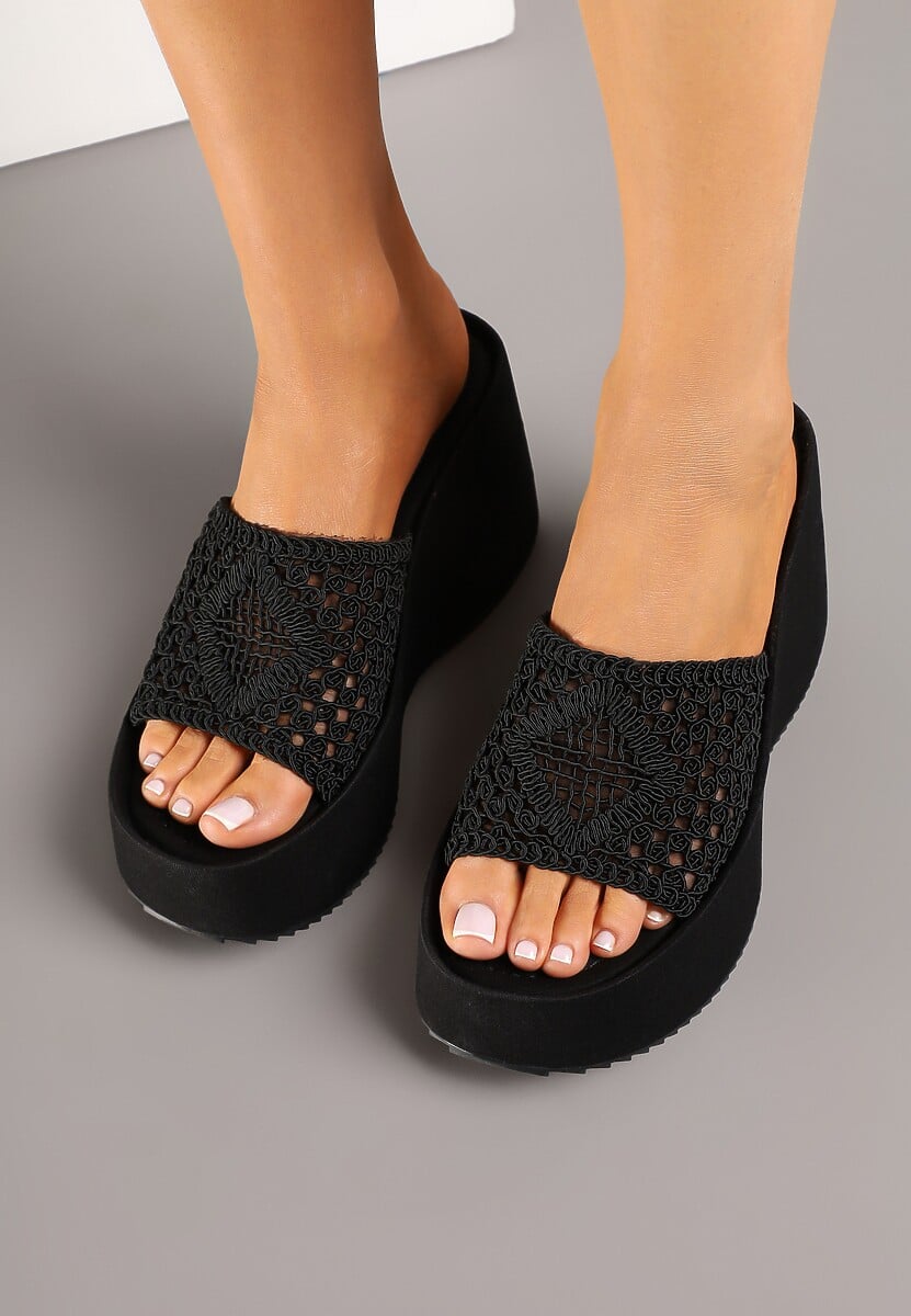 Czarne Klapki na Koturnie z Szydełkową Cholewką o Ażurowym Splocie Solnna