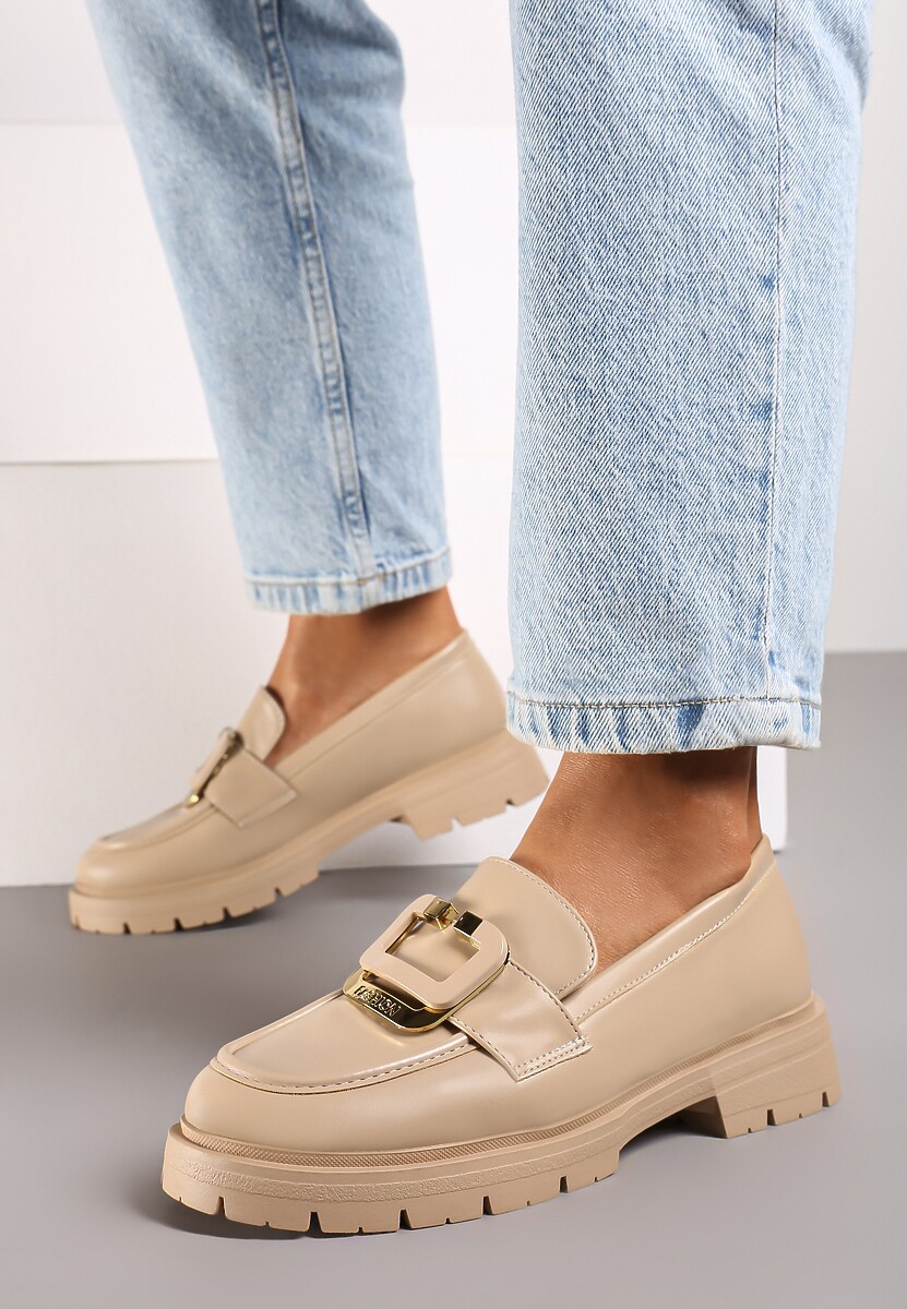 Czarne Mokasyny na Płaskiej Podeszwie Ozdobione Metaliczną Aplikacją Evalith