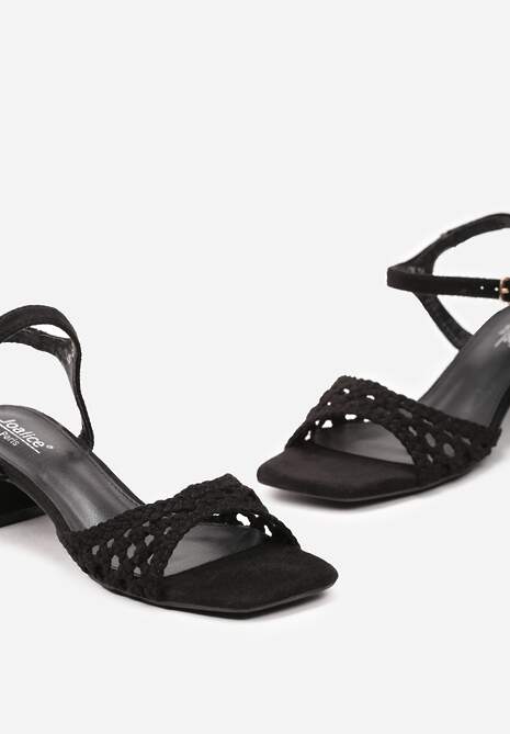 Czarne Sandały na Niskim Słupku z Ozdobnie Plecioną Cholewką i Sprzączką Stiara