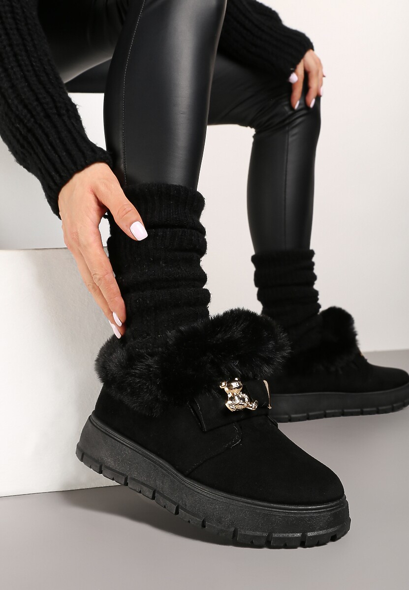 Czarne Śniegowce na Platformie Ozdobione Aplikacją 3D i Futrem Cediona