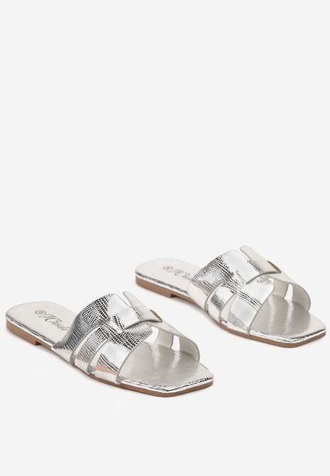 Srebrne Klapki z Płaską Podeszwą i Wycięciami na Szerokim Pasku Gamilia